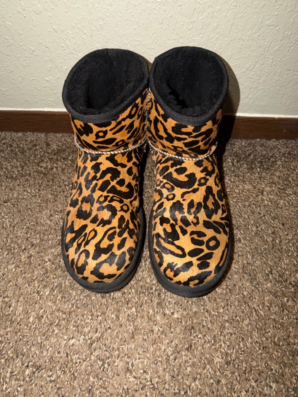UGG Classic Mini Leopard Boot - Picture 4 of 6